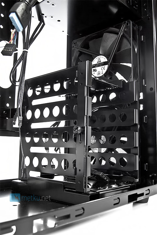 Lian Li PC-7HX -kotelo - Korkealaatuinen kotelo moneen käyttöön