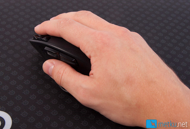 Logitech Wireless Gaming Mouse G700 - 13 MMORPG keys to keep your fingers busy